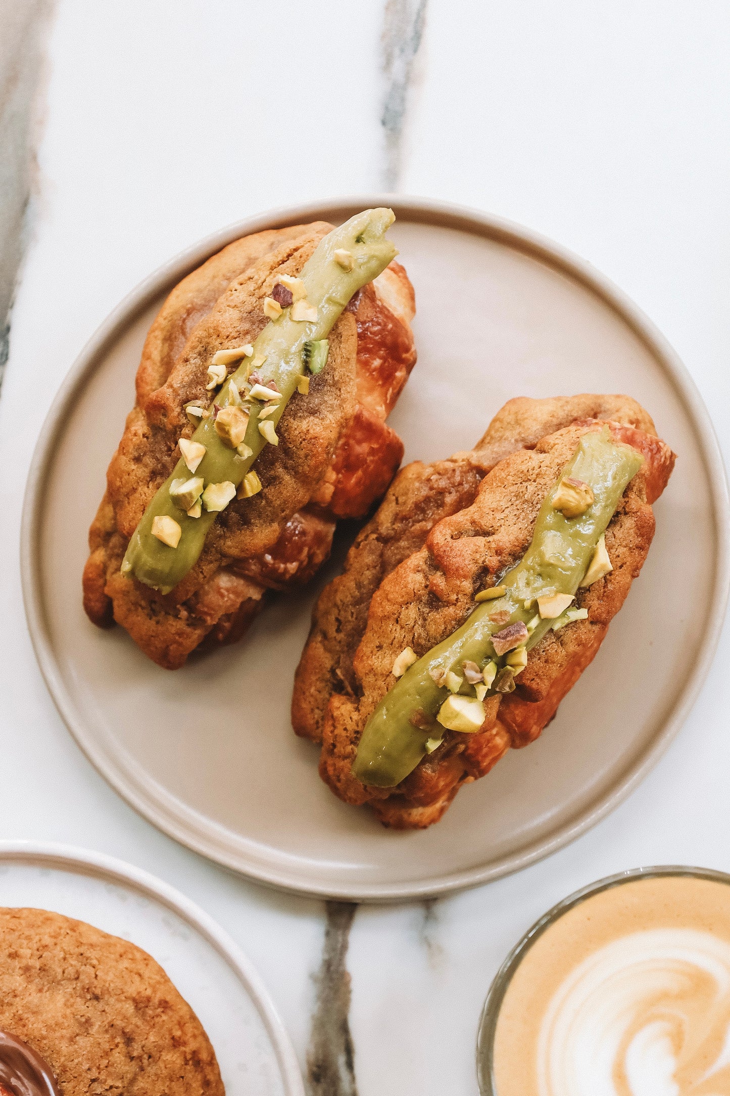 Crookie – Cookie & Croissant pisztáciakrémmel